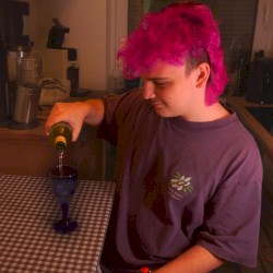 mach den Wein auf