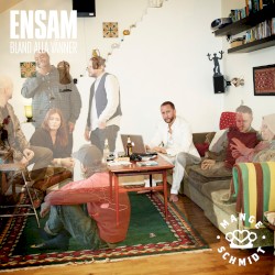 Ensam bland alla vänner