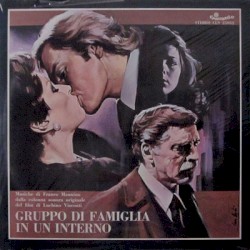 Gruppo di famiglia in un interno