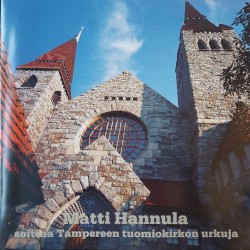 Matti Hannula soittaa Tampereen tuomiokirkon urkuja