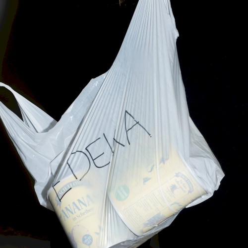 Apollonia sitzt bei Edeka an der Kassa