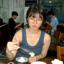또 다시 살아남아 볼을 맞댄다