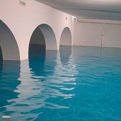 2000's POOL LOUNGE