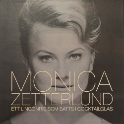 Ett lingonris som satts i cocktailglas