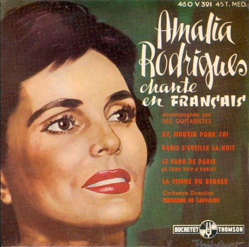 Amalia Rodrigues chante en français accompagnée par ses guitaristes