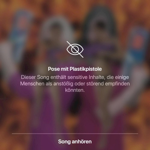 Pose mit Plastikpistole
