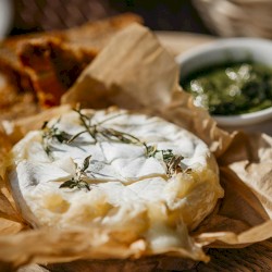 Rotes Blut und weißer Käse
